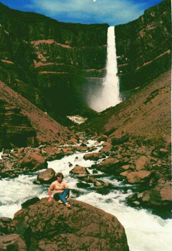 Alie voor de Hengifoss-waterval